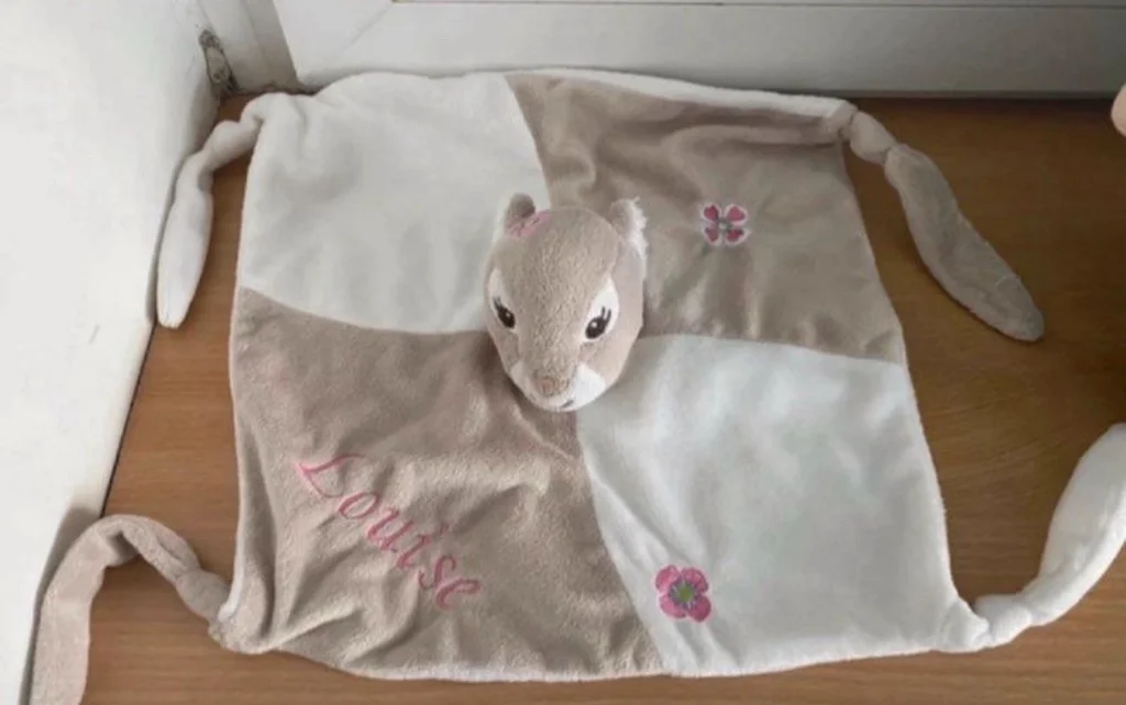 Doudou carre blanc écureuil personnalisé « Louise »